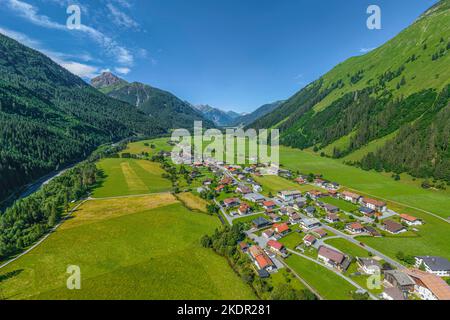 Das schön gelegene kleine Dorf Häselgehr im Tiroler Lechtal von oben Stockfoto