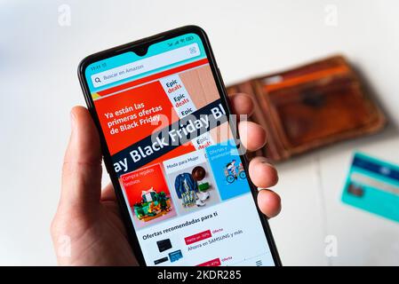 Barcelona, Spanien - 07. November 2022: In dieser Fototafel die Amazon-Homepage mit einer Black Friday-Anzeige auf dem Display eines Smartphones Stockfoto