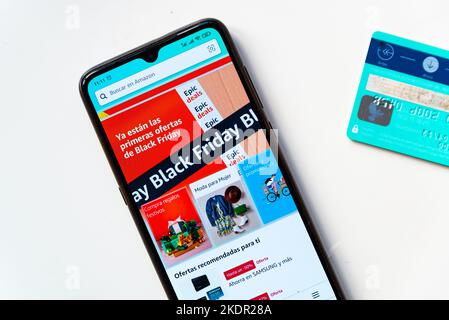 Barcelona, Spanien - 07. November 2022: Auf dieser Fototafel ist die Amazon-App mit einer Black Friday-Anzeige auf dem Display eines Smartphons zu sehen Stockfoto