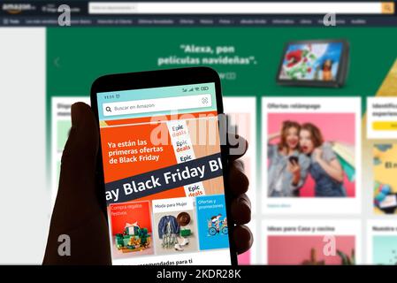 Barcelona, Spanien - 07. November 2022: In dieser Fototafel ist die Amazon App-Homepage mit einer Black Friday-Anzeige auf dem Display eines zu sehen Stockfoto