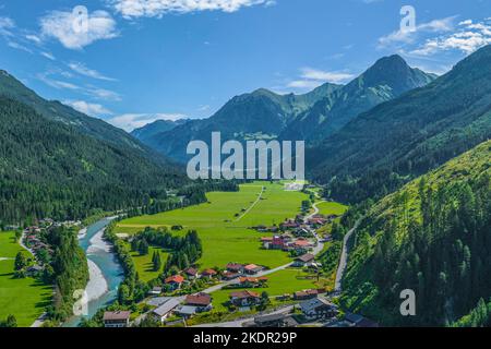 Das schön gelegene kleine Dorf Häselgehr im Tiroler Lechtal von oben Stockfoto