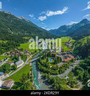 Das schön gelegene kleine Dorf Häselgehr im Tiroler Lechtal von oben Stockfoto