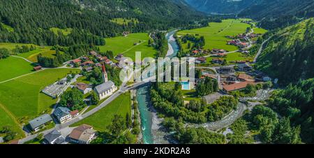 Das schön gelegene kleine Dorf Häselgehr im Tiroler Lechtal von oben Stockfoto