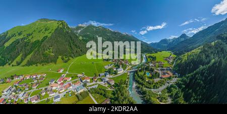 Das schön gelegene kleine Dorf Häselgehr im Tiroler Lechtal von oben Stockfoto