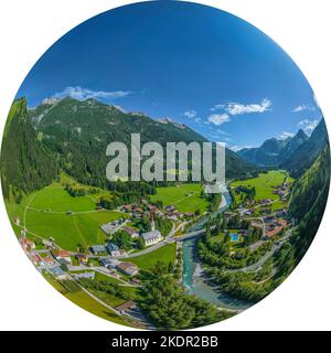 Das schön gelegene kleine Dorf Häselgehr im Tiroler Lechtal von oben Stockfoto