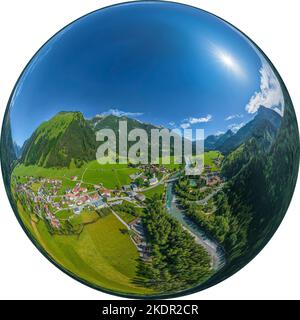 Das schön gelegene kleine Dorf Häselgehr im Tiroler Lechtal von oben Stockfoto