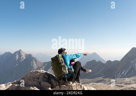 Toller Blick auf die Alpen, Vater mit seiner Tochter auf der Spitze. Stockfoto