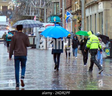 Glasgow, Schottland, Großbritannien 8.. November 2022. Wetter in Großbritannien: Bei starkem Regen kam es zu einer Zunahme der Regenschirme. Credit Gerard Ferry/Alamy Live News Stockfoto