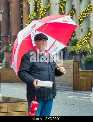 Glasgow, Schottland, Großbritannien 8.. November 2022. Wetter in Großbritannien: Bei starkem Regen kam es zu einer Zunahme der Regenschirme. Credit Gerard Ferry/Alamy Live News Stockfoto