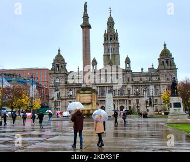 Glasgow, Schottland, Großbritannien 8.. November 2022. Wetter in Großbritannien: Bei starkem Regen kam es zu einer Zunahme der Regenschirme. Credit Gerard Ferry/Alamy Live News Stockfoto