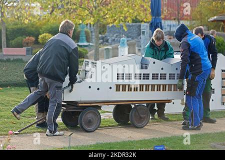 Wernigerode, Deutschland. 08.. November 2022. Mitarbeiter laden ein Modell des Bestehorn Parks. Im Miniaturpark endete am 06. November die Besuchersaison. Die Modelle zahlreicher Harzer Sehenswürdigkeiten werden in den kommenden Tagen gelagert. Bis zur Eröffnung der Saison im nächsten Jahr werden die witterungsbedingten Schäden repariert. Im Laufe des Jahres konnten mehr als 130000 Besucher im Bürger- und Miniaturpark begrüßt werden. Quelle: Matthias Bein/dpa/Alamy Live News Stockfoto