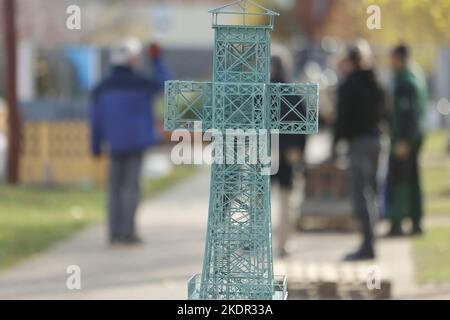 Wernigerode, Deutschland. 08.. November 2022. Mitarbeiter laden ein Modell des Joseph's Cross. Im Miniaturpark endete am 06. November die Besuchersaison. Die Modelle zahlreicher Harzer Sehenswürdigkeiten werden in den kommenden Tagen gelagert. Bis zur Eröffnung der Saison im nächsten Jahr werden die durch das Wetter verursachten Schäden repariert. Im Laufe des Jahres konnten mehr als 130000 Besucher im Bürger- und Miniaturpark begrüßt werden. Quelle: Matthias Bein/dpa/ZB/dpa/Alamy Live News Stockfoto