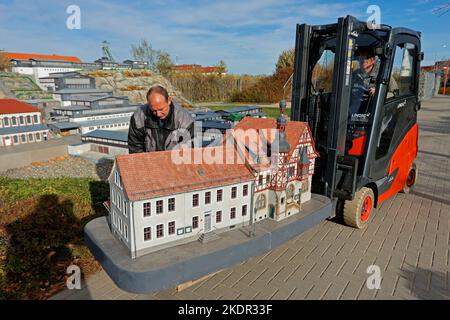 Wernigerode, Deutschland. 08.. November 2022. Nach und nach lagern die Mitarbeiter die Modelle des Miniaturparks. Im Miniaturpark endete am 06. November die Besuchersaison. Die Modelle zahlreicher Harzer Sehenswürdigkeiten werden in den kommenden Tagen gelagert. Bis zur Eröffnung der Saison im nächsten Jahr werden die durch das Wetter verursachten Schäden repariert. Im Laufe des Jahres konnten mehr als 130000 Besucher im Bürger- und Miniaturpark begrüßt werden. Quelle: Matthias Bein/dpa/Alamy Live News Stockfoto