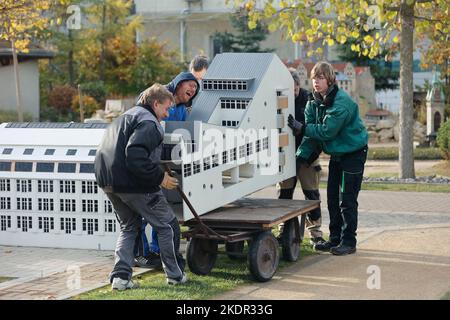 Wernigerode, Deutschland. 08.. November 2022. Mitarbeiter laden ein Modell des Bestehorn Parks. Im Miniaturpark endete am 06. November die Besuchersaison. Die Modelle zahlreicher Harzer Sehenswürdigkeiten werden in den kommenden Tagen gelagert. Bis zur Eröffnung der Saison im nächsten Jahr werden die witterungsbedingten Schäden repariert. Im Laufe des Jahres konnten mehr als 130000 Besucher im Bürger- und Miniaturpark begrüßt werden. Quelle: Matthias Bein/dpa/Alamy Live News Stockfoto