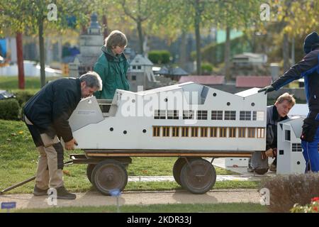 Wernigerode, Deutschland. 08.. November 2022. Mitarbeiter laden ein Modell des Bestehorn Parks. Im Miniaturpark endete am 06. November die Besuchersaison. Die Modelle zahlreicher Harzer Sehenswürdigkeiten werden in den kommenden Tagen gelagert. Bis zur Eröffnung der Saison im nächsten Jahr werden die witterungsbedingten Schäden repariert. Im Laufe des Jahres konnten mehr als 130000 Besucher im Bürger- und Miniaturpark begrüßt werden. Quelle: Matthias Bein/dpa/Alamy Live News Stockfoto