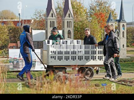 Wernigerode, Deutschland. 08.. November 2022. Mitarbeiter laden ein Modell des Bestehorn Parks. Im Miniaturpark endete am 06. November die Besuchersaison. Die Modelle zahlreicher Harzer Sehenswürdigkeiten werden in den kommenden Tagen gelagert. Bis zur Eröffnung der Saison im nächsten Jahr werden die witterungsbedingten Schäden repariert. Im Laufe des Jahres konnten mehr als 130000 Besucher im Bürger- und Miniaturpark begrüßt werden. Quelle: Matthias Bein/dpa/Alamy Live News Stockfoto