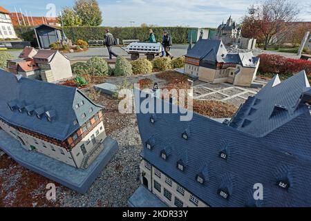Wernigerode, Deutschland. 08.. November 2022. Nach und nach lagern die Mitarbeiter die Modelle des Miniaturparks. Im Miniaturpark endete am 06. November die Besuchersaison. Die Modelle zahlreicher Harzer Sehenswürdigkeiten werden in den kommenden Tagen gelagert. Bis zur Eröffnung der Saison im nächsten Jahr werden die durch das Wetter verursachten Schäden repariert. Im Laufe des Jahres konnten mehr als 130000 Besucher im Bürger- und Miniaturpark begrüßt werden. Quelle: Matthias Bein/dpa/Alamy Live News Stockfoto