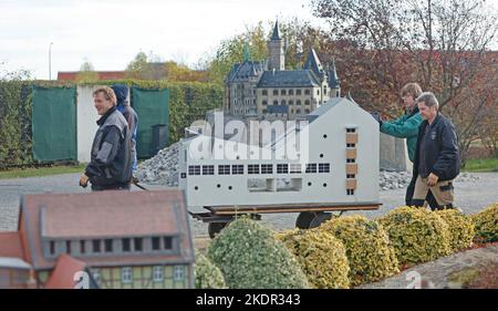 Wernigerode, Deutschland. 08.. November 2022. Mitarbeiter laden ein Modell des Bestehorn Parks. Im Miniaturpark endete am 06. November die Besuchersaison. Die Modelle zahlreicher Harzer Sehenswürdigkeiten werden in den kommenden Tagen gelagert. Bis zur Eröffnung der Saison im nächsten Jahr werden die witterungsbedingten Schäden repariert. Im Laufe des Jahres konnten mehr als 130000 Besucher im Bürger- und Miniaturpark begrüßt werden. Quelle: Matthias Bein/dpa/Alamy Live News Stockfoto