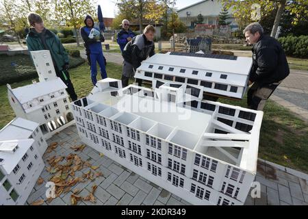 Wernigerode, Deutschland. 08.. November 2022. Mitarbeiter laden ein Modell des Bestehorn Parks. Im Miniaturpark endete am 06. November die Besuchersaison. Die Modelle zahlreicher Harzer Sehenswürdigkeiten werden in den kommenden Tagen gelagert. Bis zur Eröffnung der Saison im nächsten Jahr werden die witterungsbedingten Schäden repariert. Im Laufe des Jahres konnten mehr als 130000 Besucher im Bürger- und Miniaturpark begrüßt werden. Quelle: Matthias Bein/dpa/Alamy Live News Stockfoto
