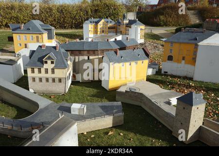 Wernigerode, Deutschland. 08.. November 2022. Zerlegt stehen die Gebäude der Burg Blankenburg im Miniaturpark Harz. Am 6. November endete die Besuchersaison im Miniaturpark. Die Modelle zahlreicher Harzer Sehenswürdigkeiten werden in den kommenden Tagen gelagert. Bis zur Eröffnung der Saison im nächsten Jahr werden die durch das Wetter verursachten Schäden repariert. Im Laufe des Jahres konnten mehr als 130000 Besucher im Bürger- und Miniaturpark begrüßt werden. Quelle: Matthias Bein/dpa/Alamy Live News Stockfoto