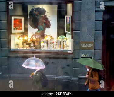 Glasgow, Schottland, Großbritannien 8.. November 2022. Wetter in Großbritannien: Bei starkem Regen kam es zu einer Zunahme der Regenschirme. Credit Gerard Ferry/Alamy Live News Stockfoto