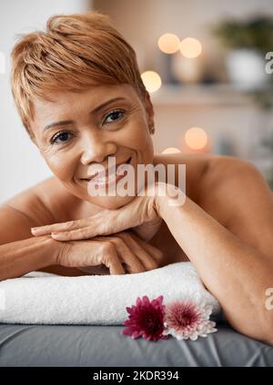 Reife schwarze Frau, Spa oder Luxus-Wellness im Hotel Schönheitssalon, Gesundheitszentrum oder Massageliege. Porträt, Lächeln oder glückliche Person in entspannen, zen Stockfoto