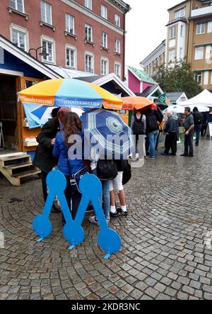 Schwedische Politik, die schwedischen Parlamentswahlen, Wahlhelfer auf einem Platz, Linköping, Schweden. Stockfoto