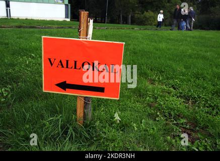 Schwedens Politik, die schwedischen Parlamentswahlen, Menschen in einem Wahllokal, Motala, Schweden. Stockfoto