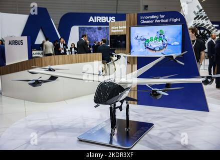 Köln, Deutschland. 08.. November 2022. Auf der europäischen Rotors-Fachmesse für Hubschrauber und Drohnen wird am Airbus-Stand ein Modell einer Luftkabine für die Stadt (CityAirbus) ausgestellt. Die Fachmesse für unbemannte Luftfahrzeuge und Hubschrauber findet vom 08. Bis 10. November in Köln statt. Quelle: Oliver Berg/dpa/Alamy Live News Stockfoto