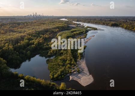 Weichsel in Warschau, Hauptstadt von Polen, Drohnenansicht in der Gegend von Zawady im Bezirk Wilanow Stockfoto