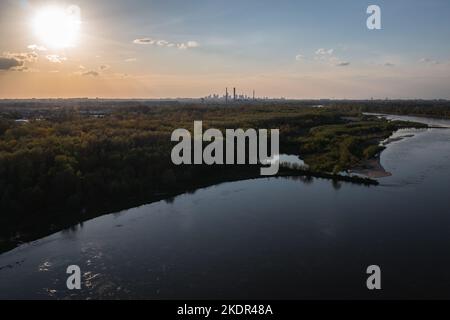 Weichsel in Warschau, Hauptstadt von Polen, Drohnenansicht in der Gegend von Zawady im Bezirk Wilanow Stockfoto