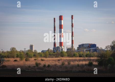 Schornsteine des Kraftwerks Siekierki in Warschau, Polen Stockfoto