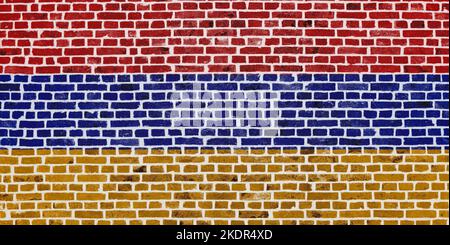 Nahaufnahme einer Ziegelmauer mit der Flagge Armeniens. Stockfoto