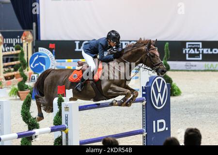 124. Ausgabe von Fieracavalli, Verona, Italien, 06. November 2022, Jennifer Hochstadter (Pferd: CSIO Bel) LONGINES FEI Jumping World Cup Verona VOLSKWA Stockfoto