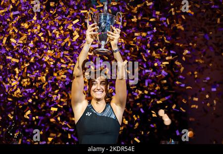 Caroline Garcia aus Frankreich posiert mit der Champions-Trophäe, nachdem sie das Finale gegen Aryna Sabalenka aus Weißrussland beim WTA Finals Fort Worth Tennisturnier 2022 am 7. November 2022 in Fort Worth, USA, gewonnen hat - Foto: Rob Prange/DPPI/LiveMedia Stockfoto