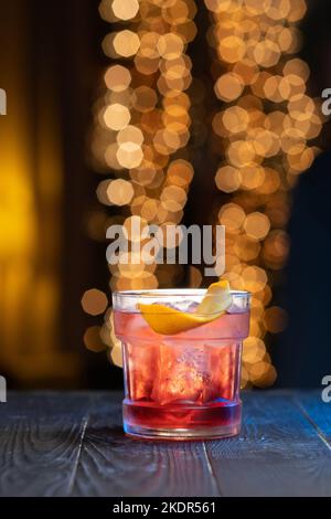 Klassischer Cocktail Negroni mit Gin, Campari martini rosso und Orang an der Bar Stockfoto