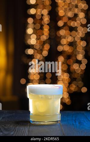 Cocktail Drink Whiskey Sour auf der Holztheke im Nachtclub. Stockfoto