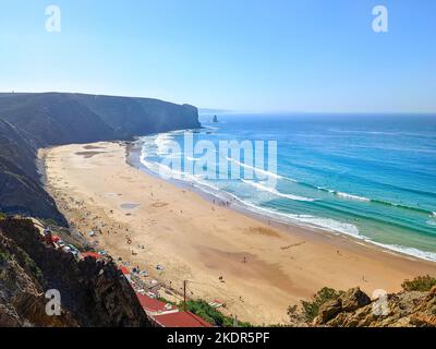 Landschaftlich reizvolle Meereslandschaft mit Arrifana Strand an der Atlantikküste, berühmter Surfspot, Aljezur, Portugal Stockfoto