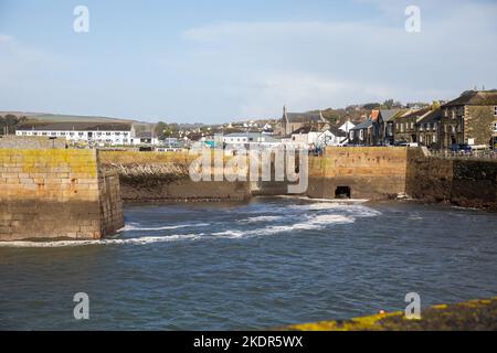 Porthleven,Cornwall,8.. November 2022,die Leute gingen trotz der extrem starken Winde in Porthleven, Cornwall, spazieren. Die Wellen waren etwa 16 Fuß mit rauer See und die Temperatur war 12C, die Vorhersage ist für Regen und starke Winde für heute.Quelle: Keith Larby/Alamy Live News Stockfoto