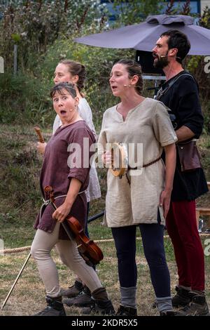 King Arthur, aufgeführt von The Last Baguette, einer Theatertournee, die im Newquay Orchard in Cornwall in Großbritannien auftrat. Stockfoto