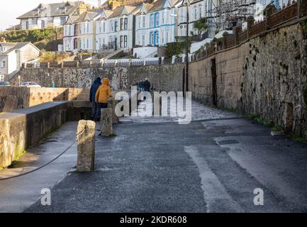 Porthleven,Cornwall,8.. November 2022,die Leute gingen trotz der extrem starken Winde in Porthleven, Cornwall, spazieren. Die Wellen waren etwa 16 Fuß mit rauer See und die Temperatur war 12C, die Vorhersage ist für Regen und starke Winde für heute.Quelle: Keith Larby/Alamy Live News Stockfoto