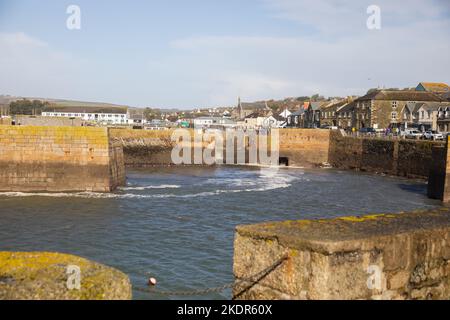 Porthleven,Cornwall,8.. November 2022,die Leute gingen trotz der extrem starken Winde in Porthleven, Cornwall, spazieren. Die Wellen waren etwa 16 Fuß mit rauer See und die Temperatur war 12C, die Vorhersage ist für Regen und starke Winde für heute.Quelle: Keith Larby/Alamy Live News Stockfoto