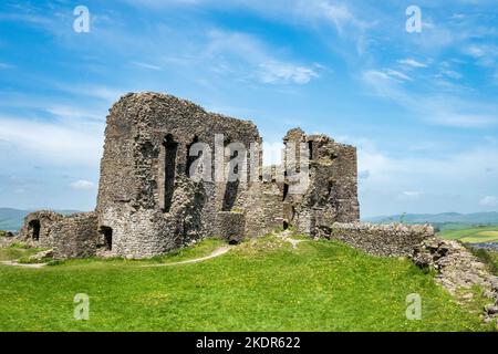 14. Mai 2022: Kendal, Cumbria, Großbritannien - Teil der Ruinen von Kendal Castle an einem schönen Frühlingstag. Dies ist Teil der alten Herrenhalle. Stockfoto