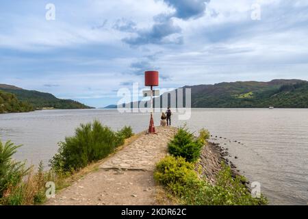 2. September 2022: Fort Augustus, Highland, Schottland - Besucher am Loch Ness Aussichtspunkt, Fort Augustus. Stockfoto