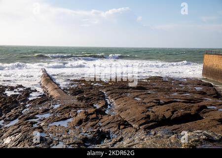 Porthleven,Cornwall,8.. November 2022,die Leute gingen trotz der extrem starken Winde in Porthleven, Cornwall, spazieren. Die Wellen waren etwa 16 Fuß mit rauer See und die Temperatur war 12C, die Vorhersage ist für Regen und starke Winde für heute.Quelle: Keith Larby/Alamy Live News Stockfoto