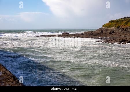 Porthleven,Cornwall,8.. November 2022,die Leute gingen trotz der extrem starken Winde in Porthleven, Cornwall, spazieren. Die Wellen waren etwa 16 Fuß mit rauer See und die Temperatur war 12C, die Vorhersage ist für Regen und starke Winde für heute.Quelle: Keith Larby/Alamy Live News Stockfoto