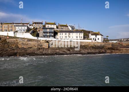 Porthleven,Cornwall,8.. November 2022,die Leute gingen trotz der extrem starken Winde in Porthleven, Cornwall, spazieren. Die Wellen waren etwa 16 Fuß mit rauer See und die Temperatur war 12C, die Vorhersage ist für Regen und starke Winde für heute.Quelle: Keith Larby/Alamy Live News Stockfoto