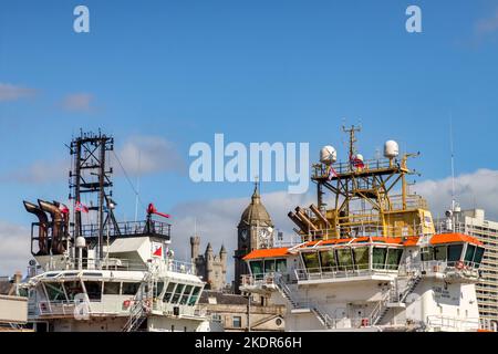 13. September 2022: Aberdeen, Schottland - Antik und Moderne in einem Bild unterstützt die Ölindustrie Schiffe und viktorianische Granitgebäude. Stockfoto