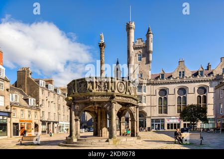 13. September 2022: Aberdeen, Schottland - The Market Cross, oder Mercat Cross, in Castle Street. Hinter sind einige der Granitgebäude, für die die CI Stockfoto