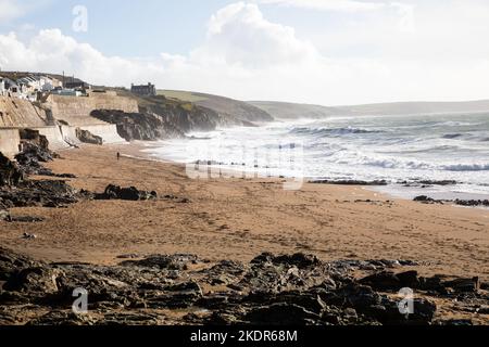 Porthleven,Cornwall,8.. November 2022,die Leute gingen trotz der extrem starken Winde in Porthleven, Cornwall, spazieren. Die Wellen waren etwa 16 Fuß mit rauer See und die Temperatur war 12C, die Vorhersage ist für Regen und starke Winde für heute.Quelle: Keith Larby/Alamy Live News Stockfoto